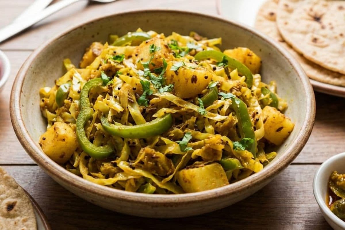 Patta Gobhi Ki Sukhi Sabji Recipe: रोज के खाने में क्या बनाएं? ट्राई करें पत्ता गोभी–शिमला मिर्च की झटपट सूखी सब्जी