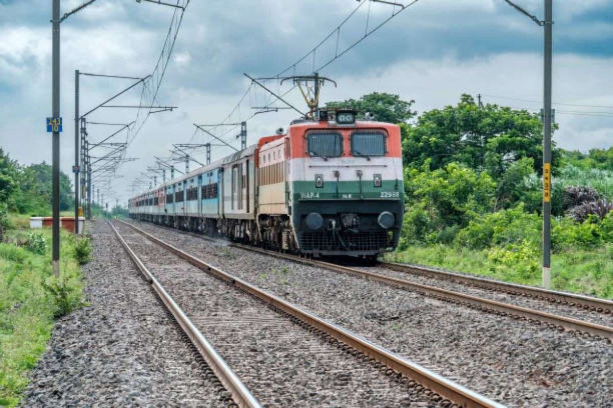 Indigo क्राइसिस के बीच रेलवे का बड़ा एलान, दरभंगा सेदिल्ली के लिए चली स्पेशल ट्रेन